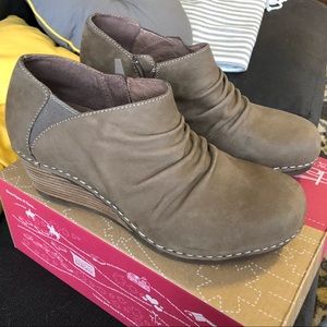 Dansko Sheena Walnut Nubuck NEW Size 38
